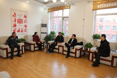 说明: C:\Users\Administrator\Desktop\刘青松书记慰问杨向东老师1.JPG