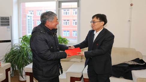 说明: C:\Users\Administrator\Desktop\刘青松书记慰问杨向东老师.JPG